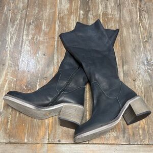 Free People Black Heeled Boots NAVY
Sz 38 2 pairs
Sz 36
Sz 39 1/2 2 pairs
